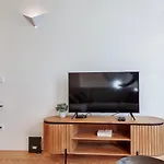 Spacious Flat With Private Terrace And Shared Pool Oporto