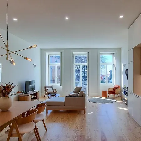 Spacious Flat With Private Terrace And Shared Pool * Oporto