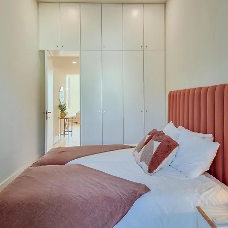 Spacious Flat With Private Terrace And Shared Pool Oporto