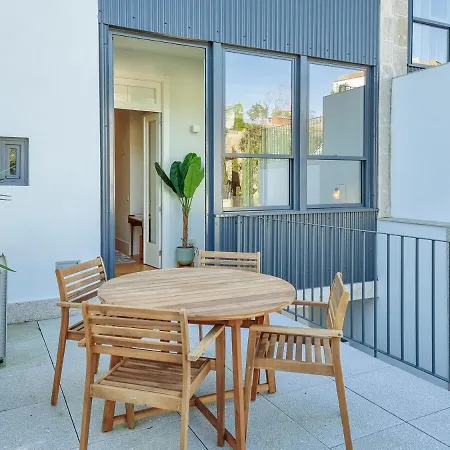 Spacious Flat With Private Terrace And Shared Pool Oporto